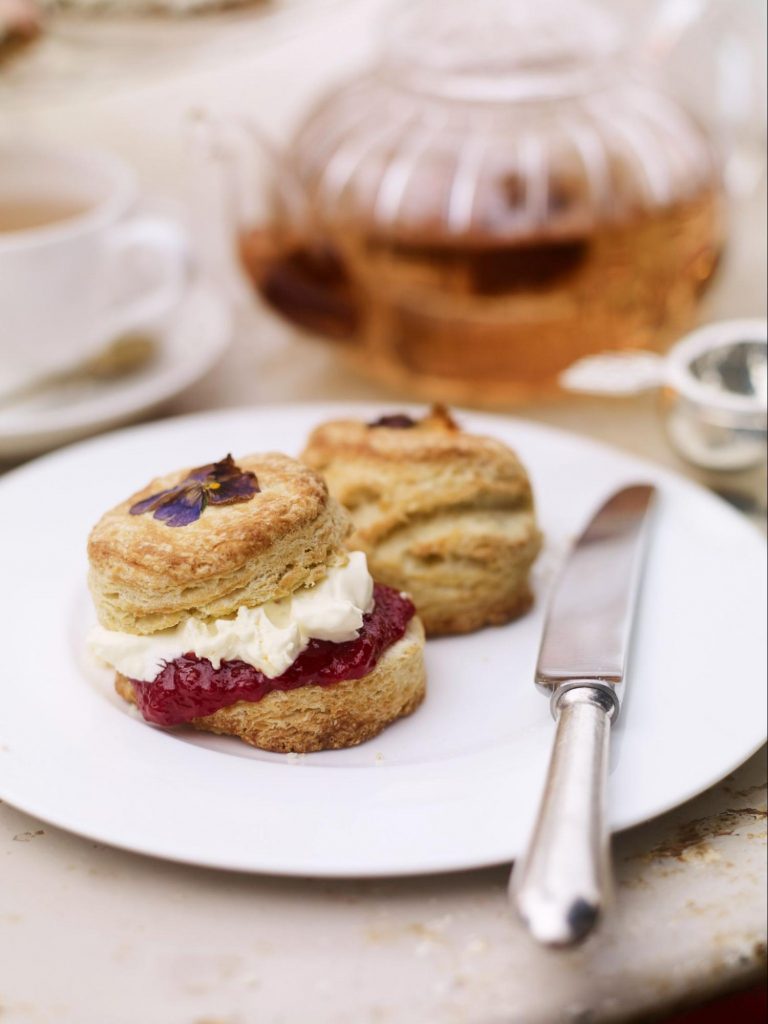 Thưởng thức trà chiều đúng chuẩn sành điệu