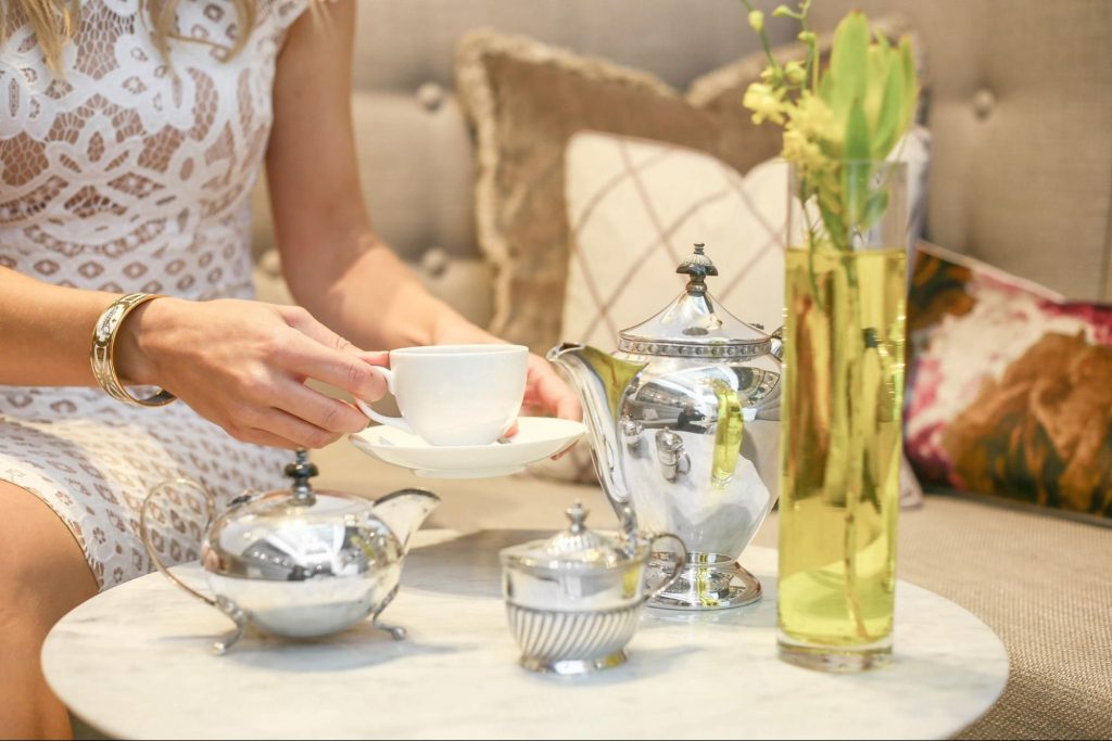 Thưởng thức trà chiều đúng chuẩn sành điệu