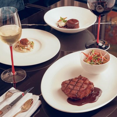 Kết hợp rượu vang đỏ với bò beef steak tại nhà hàng GU