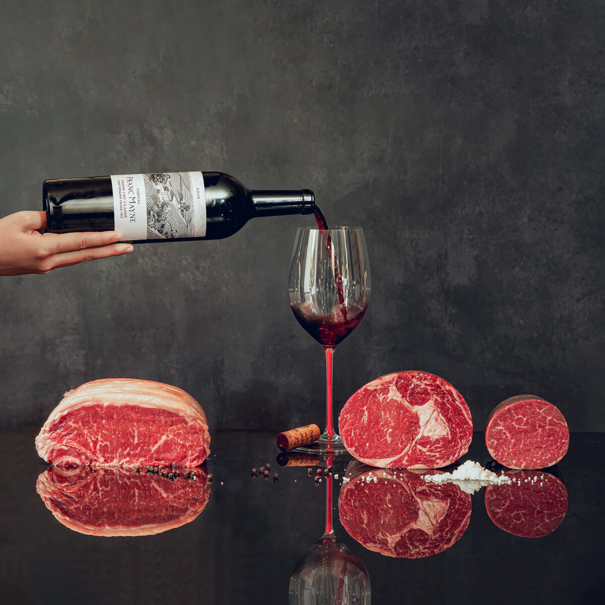 Rượu vang đỏ từ Bordeaux là kết hợp hoàn hảo cho món bò bít tết