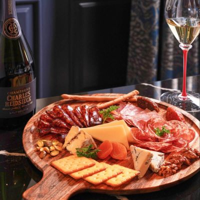 Kết hợp phô mai và rượu vang trải nghiệm sự bùng nổ hương vị