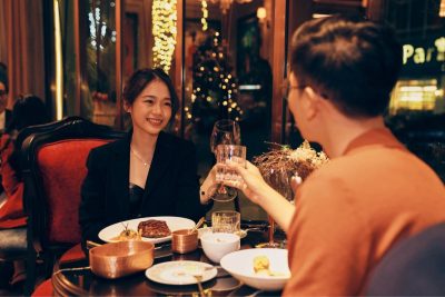 Cặp đôi hẹn hò tại nhà hàng GU