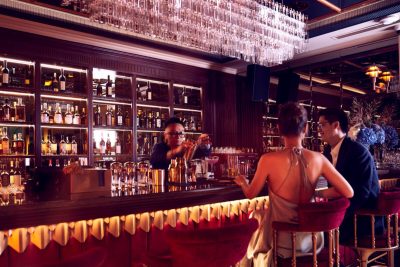 Cặp đôi hẹn hò tại nhà hàng GU