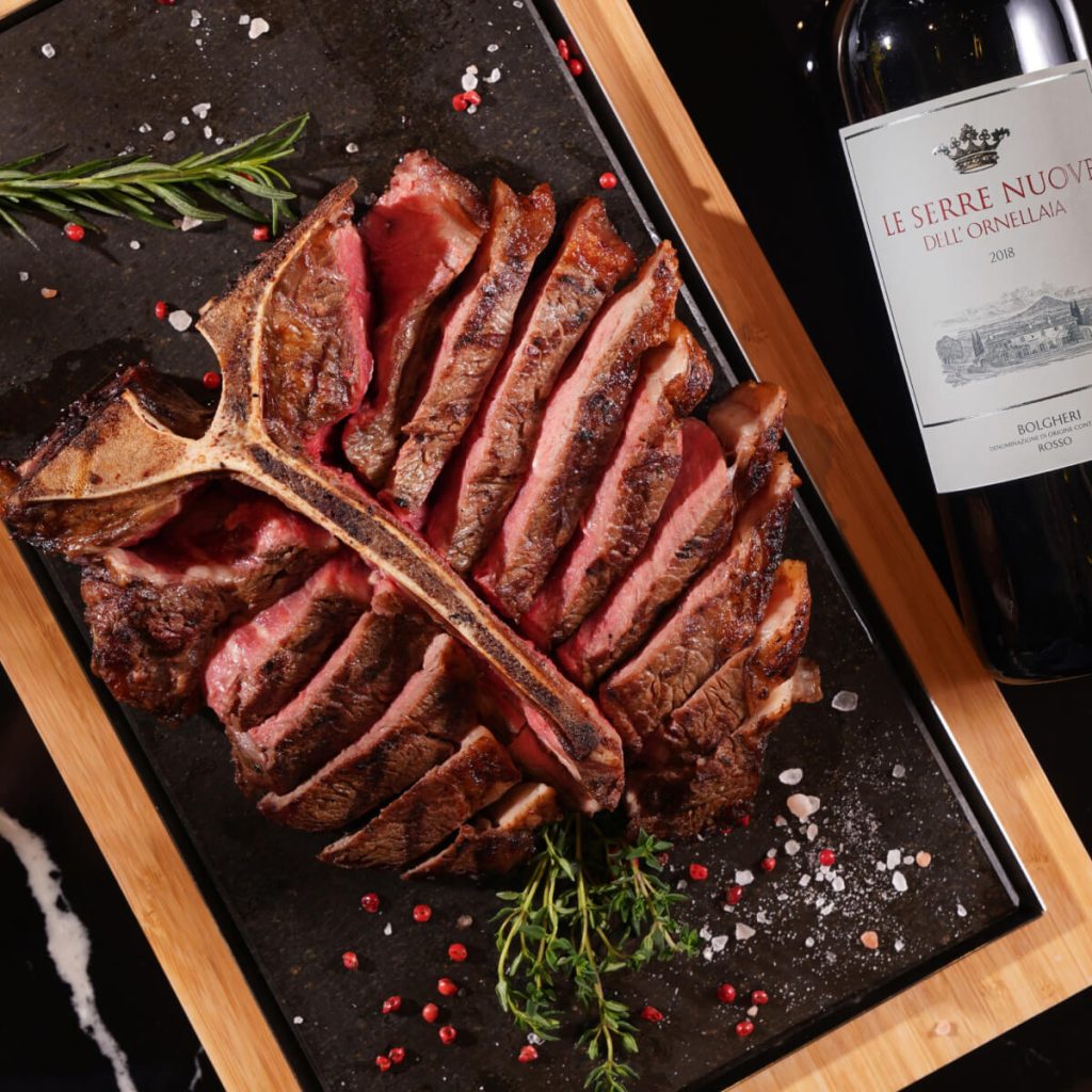 Thực khách đam mê ẩm thực cao cấp, tinh tế sẽ có thêm những trải nghiệm đẳng cấp Michelin với thực đơn được Michelin Chef Hervé Rodriguez sáng tạo tại nhà hàng GU Bistronomy, trong đó không thể bỏ lỡ cơ hội tận hưởng những loại thịt bò chất lượng cao với 10 sắc thái hương vị condiments kì thú. 