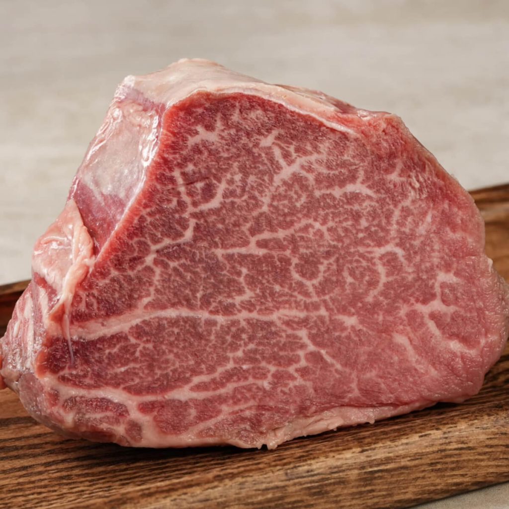 Thực khách đam mê ẩm thực cao cấp, tinh tế sẽ có thêm những trải nghiệm đẳng cấp Michelin với thực đơn được Michelin Chef Hervé Rodriguez sáng tạo tại nhà hàng GU Bistronomy, trong đó không thể bỏ lỡ cơ hội tận hưởng những loại thịt bò chất lượng cao với 10 sắc thái hương vị condiments kì thú. 