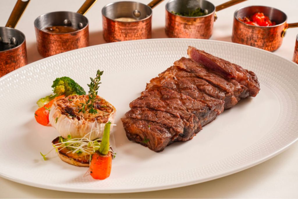 Thực khách đam mê ẩm thực cao cấp, tinh tế sẽ có thêm những trải nghiệm đẳng cấp Michelin với thực đơn được Michelin Chef Hervé Rodriguez sáng tạo tại nhà hàng GU Bistronomy, trong đó không thể bỏ lỡ cơ hội tận hưởng những loại thịt bò chất lượng cao với 10 sắc thái hương vị condiments kì thú. 