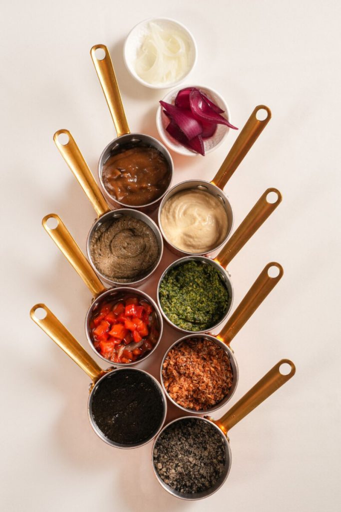 Thực khách đam mê ẩm thực cao cấp, tinh tế sẽ có thêm những trải nghiệm đẳng cấp Michelin với thực đơn được Michelin Chef Hervé Rodriguez sáng tạo tại nhà hàng GU Bistronomy, trong đó không thể bỏ lỡ cơ hội tận hưởng những loại thịt bò chất lượng cao với 10 sắc thái hương vị condiments kì thú. 