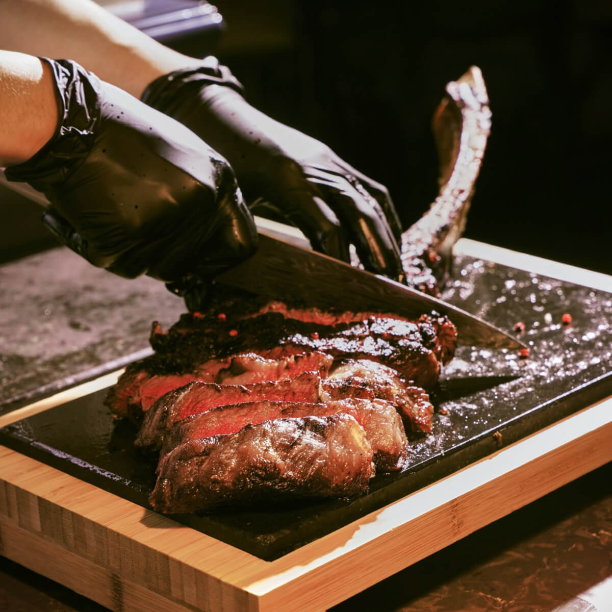 TAJIMA WAGYU TOMAHAWK LỰA CHỌN HOÀN HẢO CHO BỮA TIỆC ĐÔNG NGƯỜI