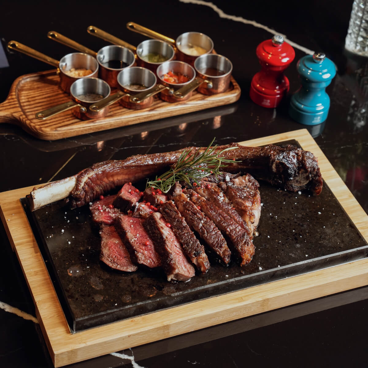 TAJIMA WAGYU TOMAHAWK LỰA CHỌN HOÀN HẢO CHO BỮA TIỆC ĐÔNG NGƯỜI