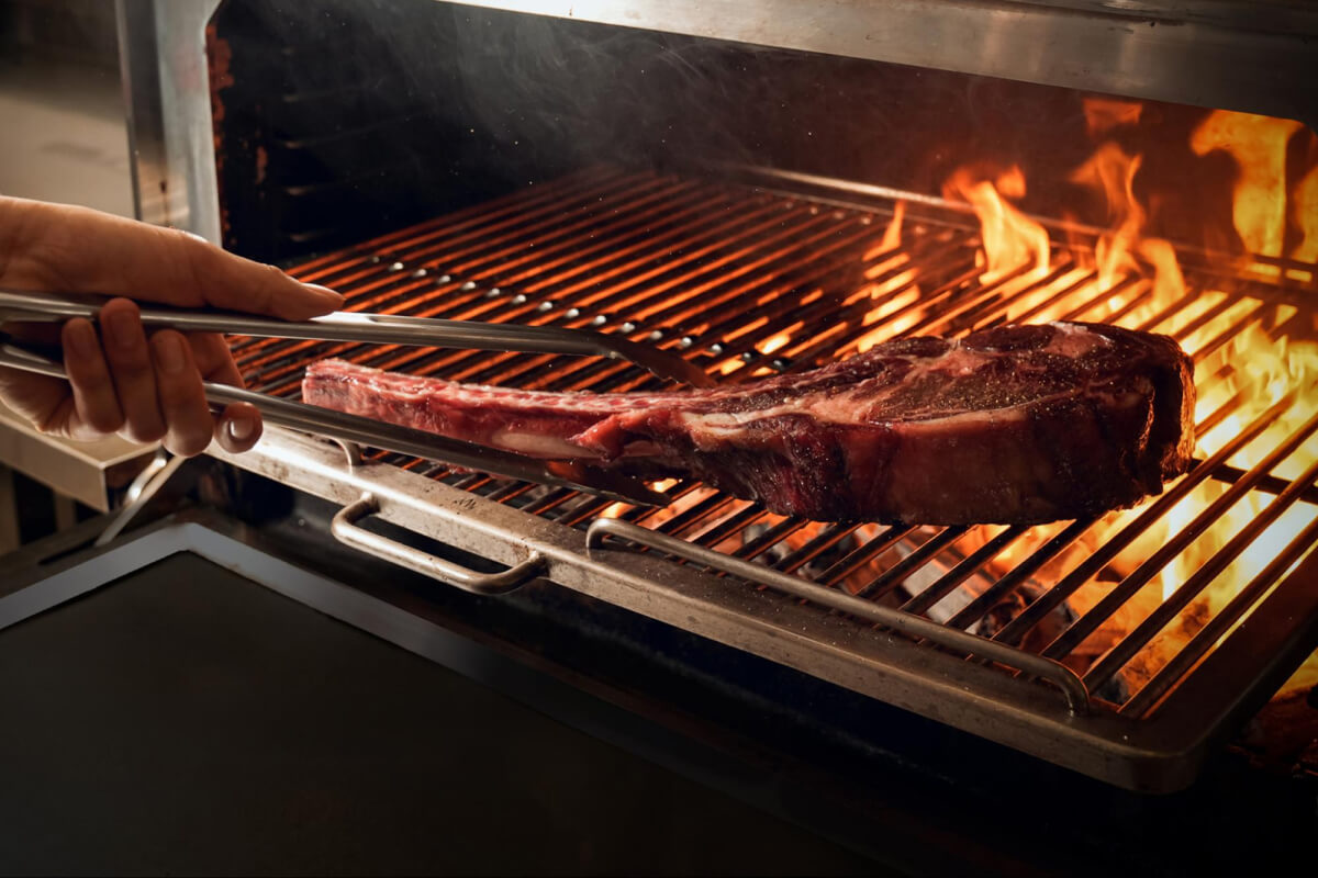 TAJIMA WAGYU TOMAHAWK LỰA CHỌN HOÀN HẢO CHO BỮA TIỆC ĐÔNG NGƯỜI