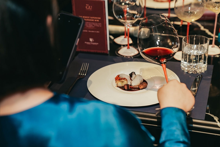 Món Tôm Hùm Canada kết hợp cùng vang đỏ Pinot Noir từ Bourgogne