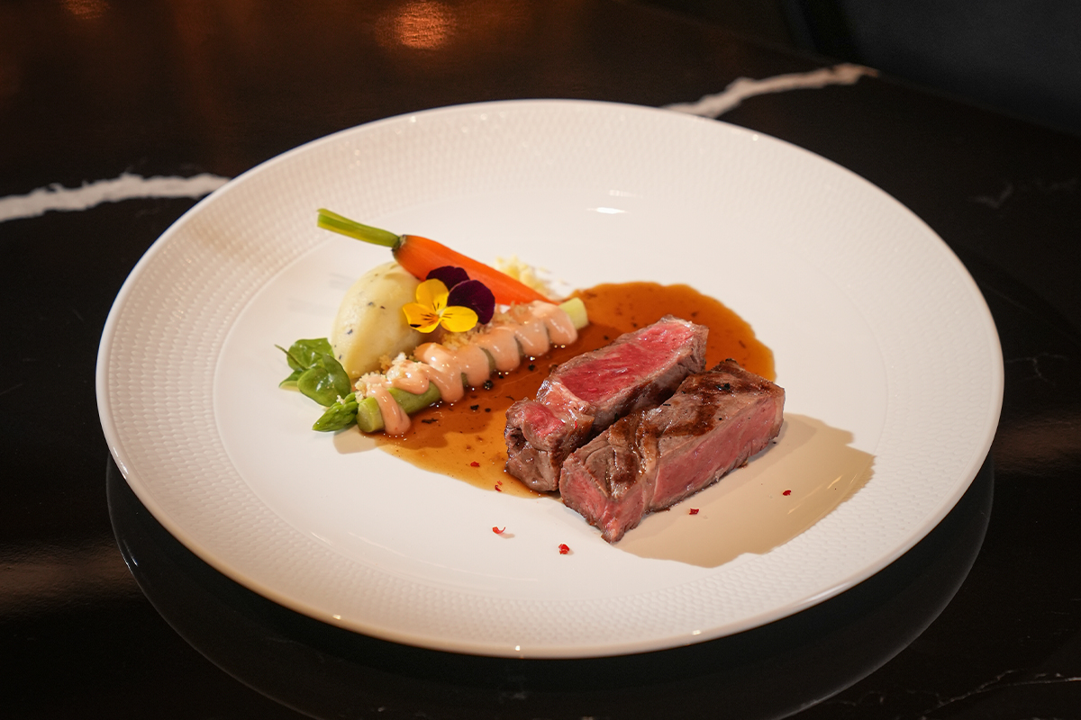 Thưởng thức steak bò Wagyu chất lượng tại GU